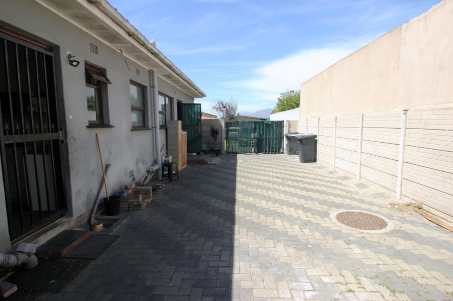 4 Bedroom Property for Sale in Hillview Western Cape
